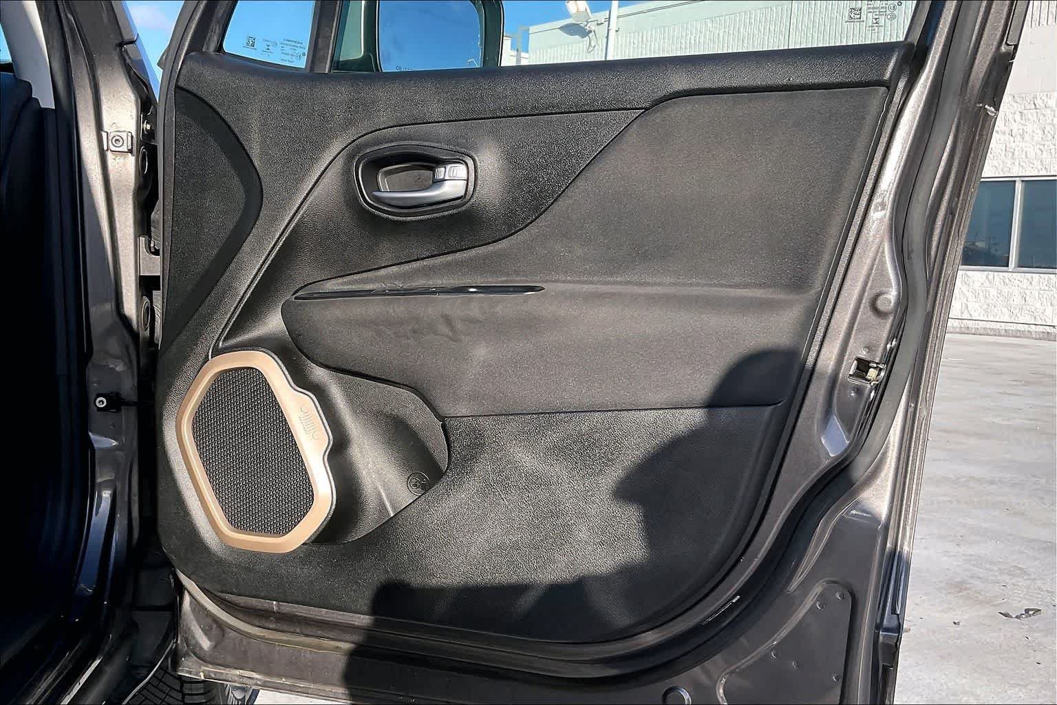 Used 2016 Jeep Renegade Limited FWD image 28
