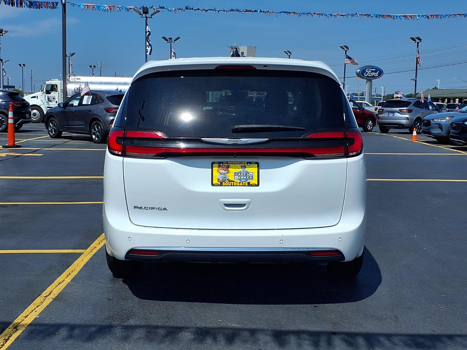 Used 2024 Chrysler Pacifica Touring-L FWD image 23
