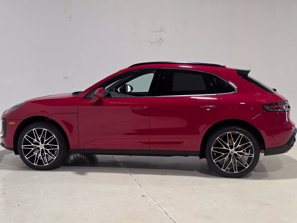 Certified 2024 Porsche Macan AWD/4WD image 2