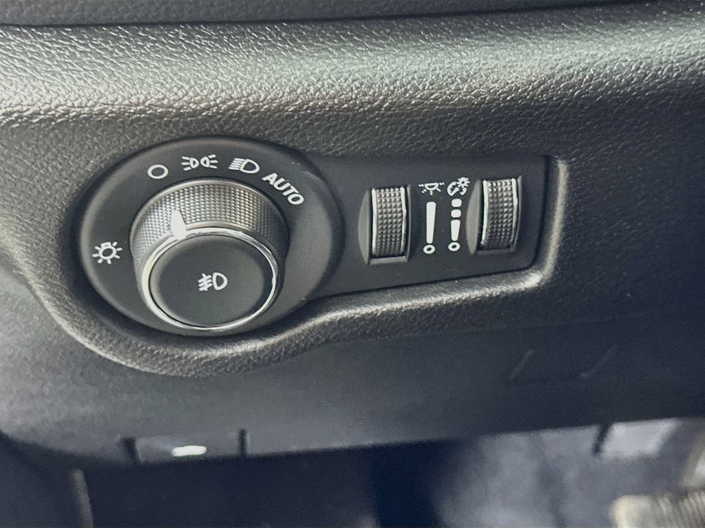 Used 2024 Chrysler Pacifica Premium FWD image 25