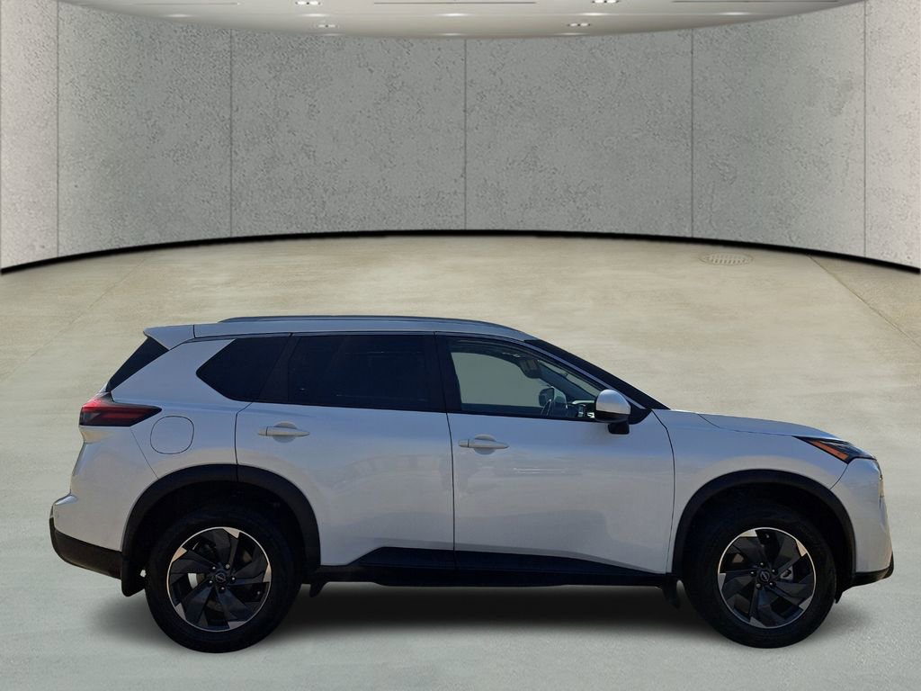Used 2024 Nissan Rogue SV w/ SV Premium Package image 4
