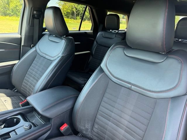 Used 2025 Ford Explorer ST-Line w/ ST-Line Street Pack AWD/4WD image 11
