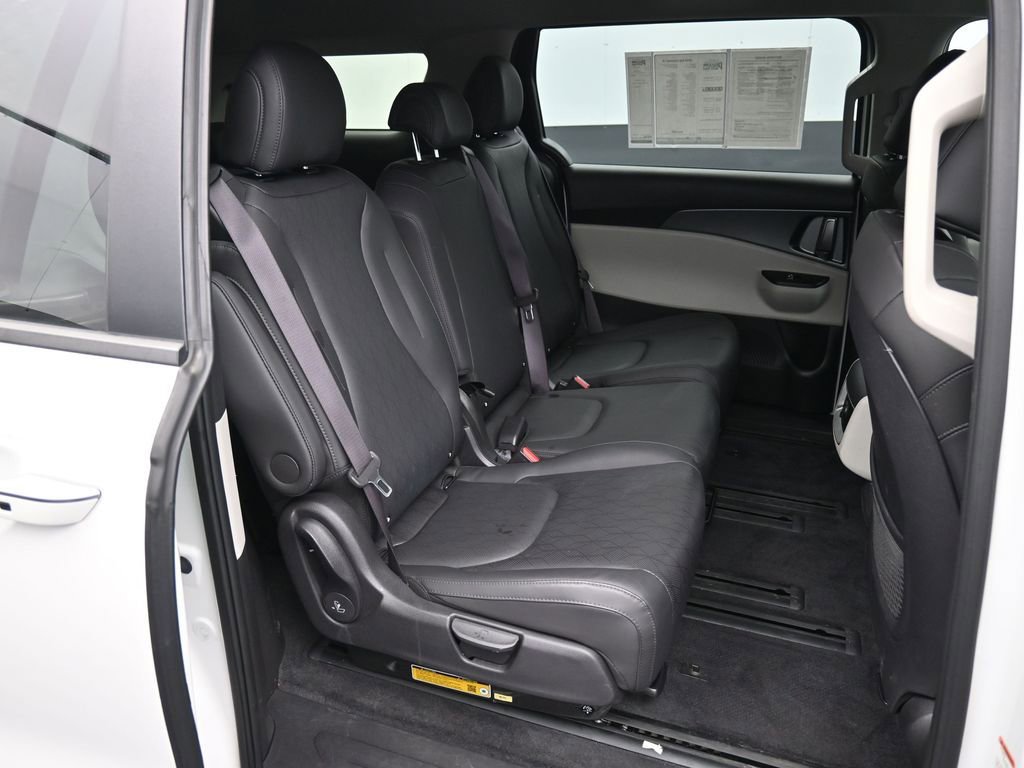 Used 2024 Kia Carnival LX FWD image 23