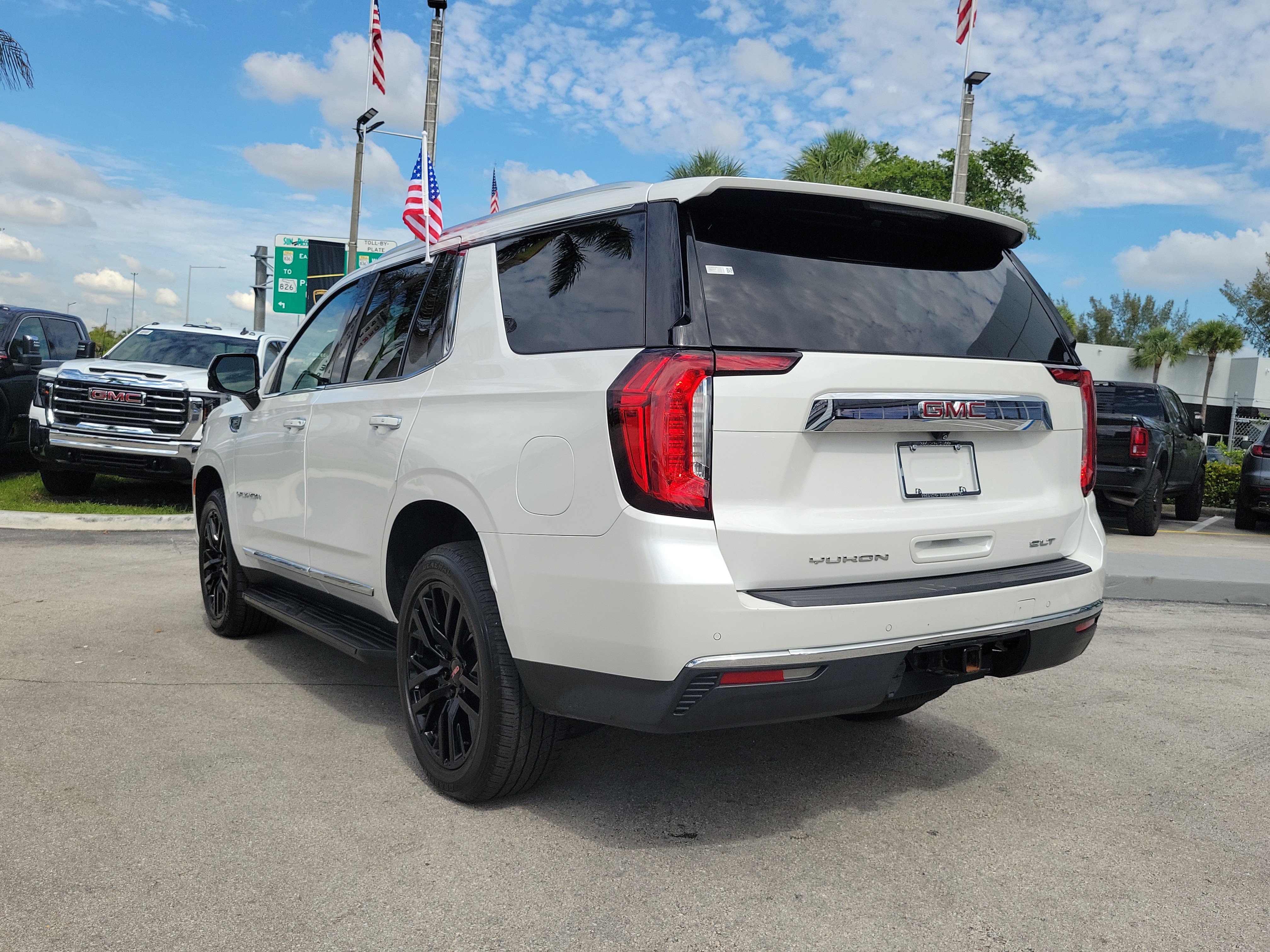 Used 2022 GMC Yukon SLT w/ SLT Premium Package AWD/4WD image 7
