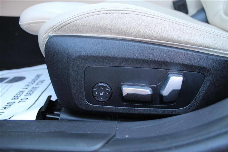 Used 2023 BMW 330i Sedan w/ Driving Assistance Package RWD image 11