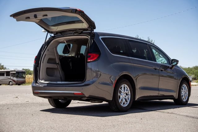 Used 2023 Chrysler Pacifica Touring-L FWD image 5