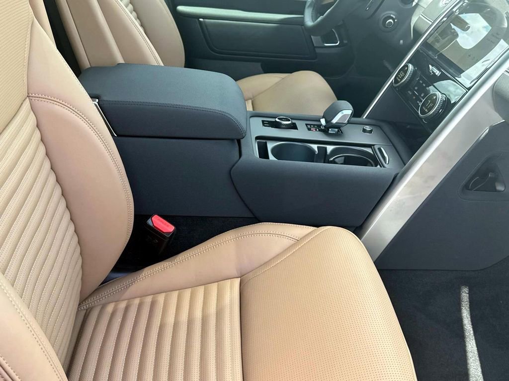 Used 2025 Land Rover Discovery Dynamic SE AWD/4WD image 8