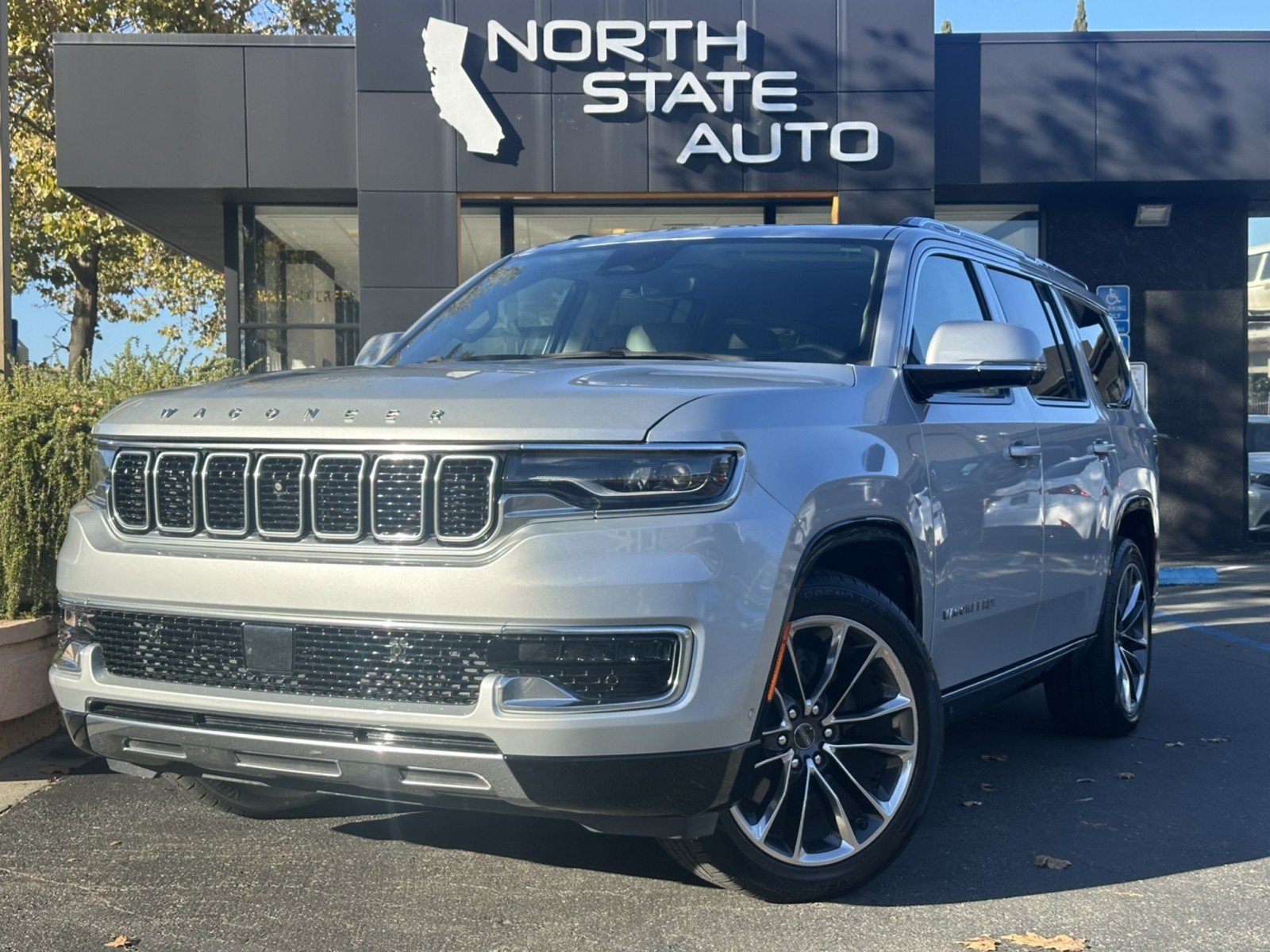 Used 2022 Jeep Wagoneer Series III w/ Premium Group I AWD/4WD image 2