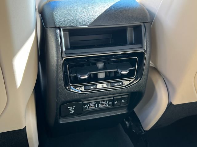 Used 2025 Jeep Grand Cherokee Limited w/ Luxury Tech Group II image 38