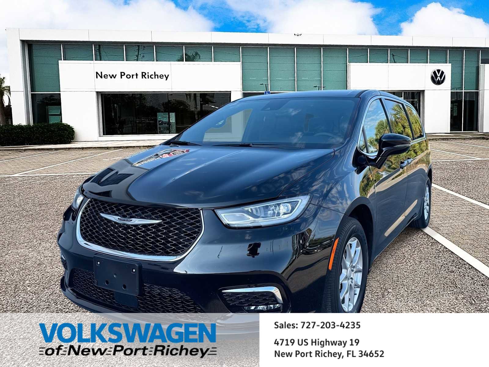 Used 2025 Chrysler Pacifica Select FWD image 1