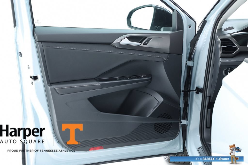 Used 2025 Volkswagen Taos SE FWD image 18