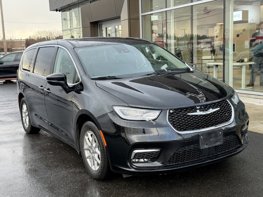 Used 2024 Chrysler Pacifica Touring-L image 2