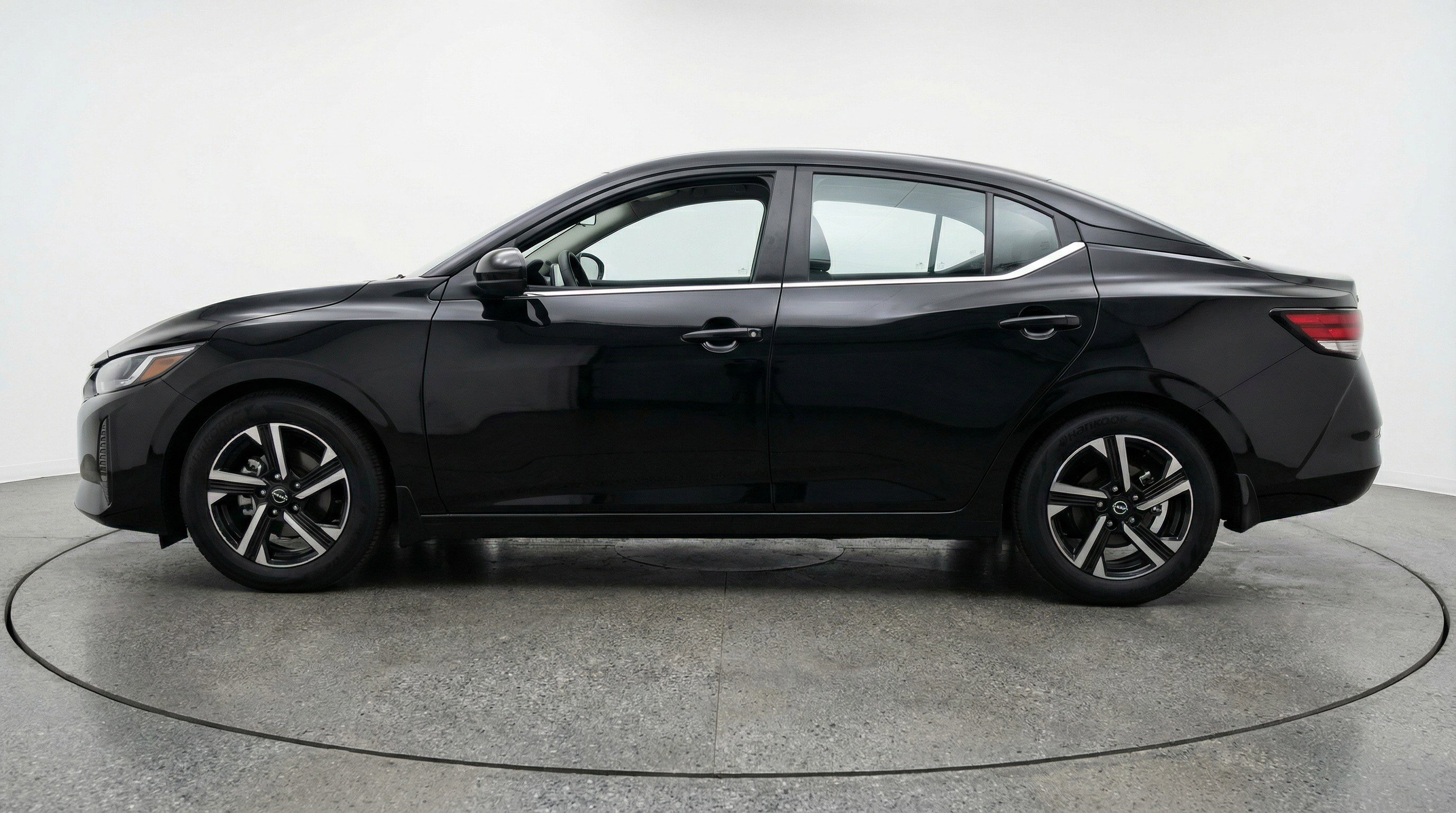 Used 2025 Nissan Sentra SV image 5