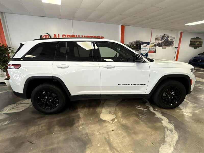 Used 2024 Jeep Grand Cherokee Altitude AWD/4WD image 8