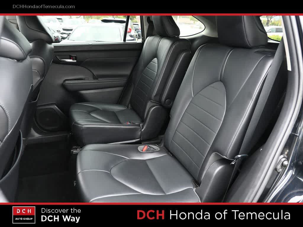 Used 2021 Toyota Highlander XLE FWD image 19