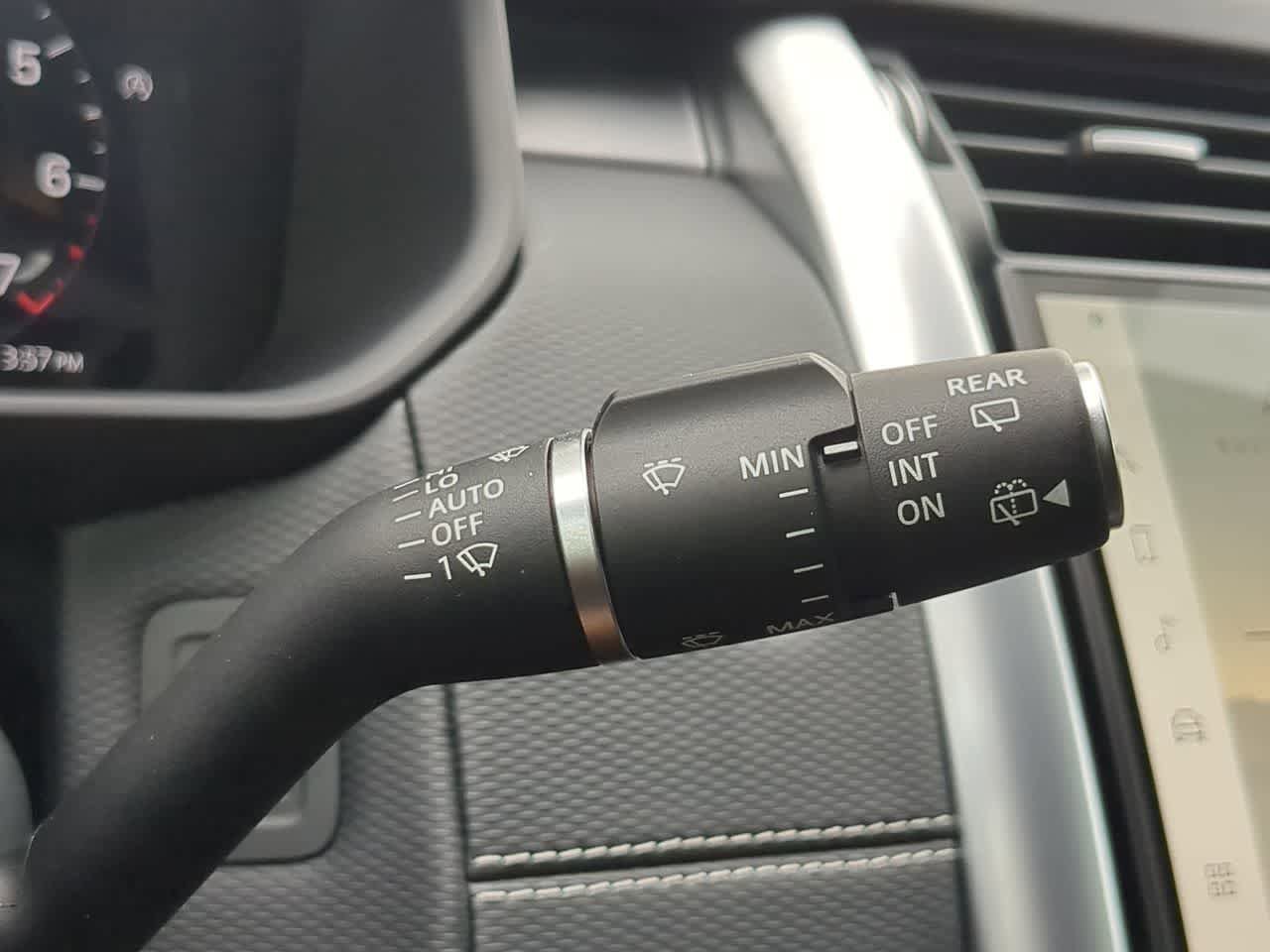 Used 2025 Land Rover Discovery Dynamic SE image 28