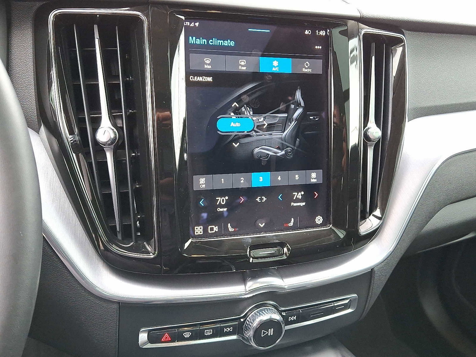 Used 2022 Volvo XC60 B5 Momentum image 18