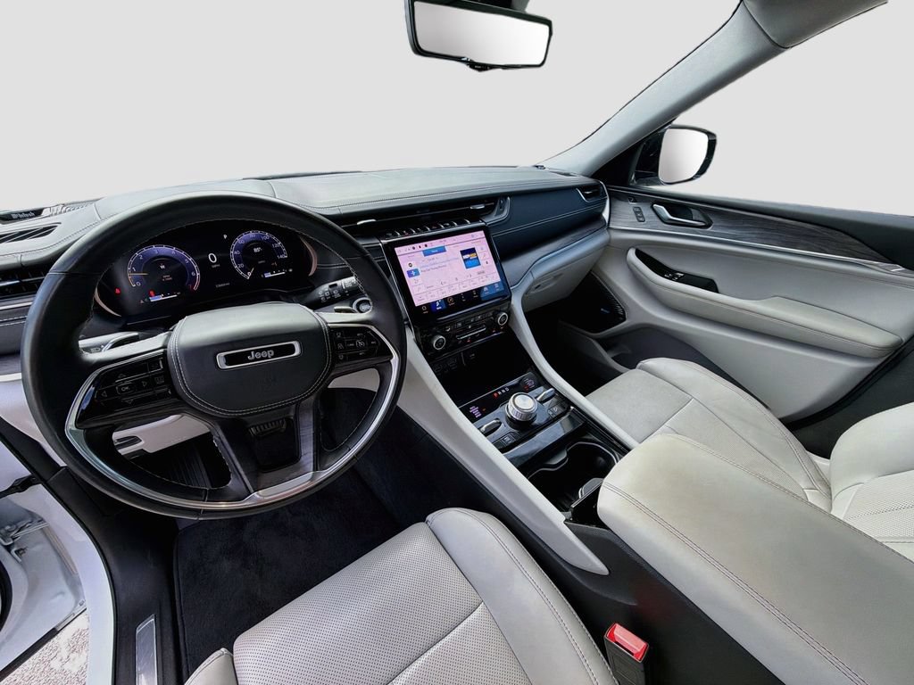 Used 2022 Jeep Grand Cherokee Overland w/ Luxury Tech Group IV AWD/4WD image 9