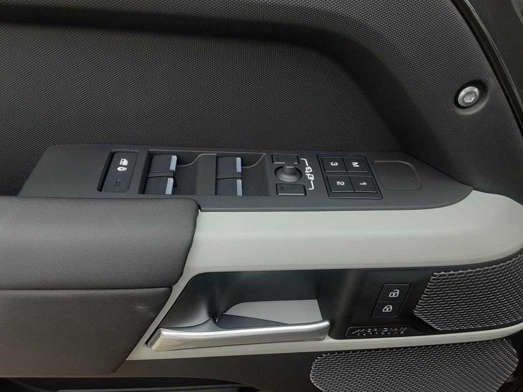 New 2024 Land Rover Defender 110 SE image 9