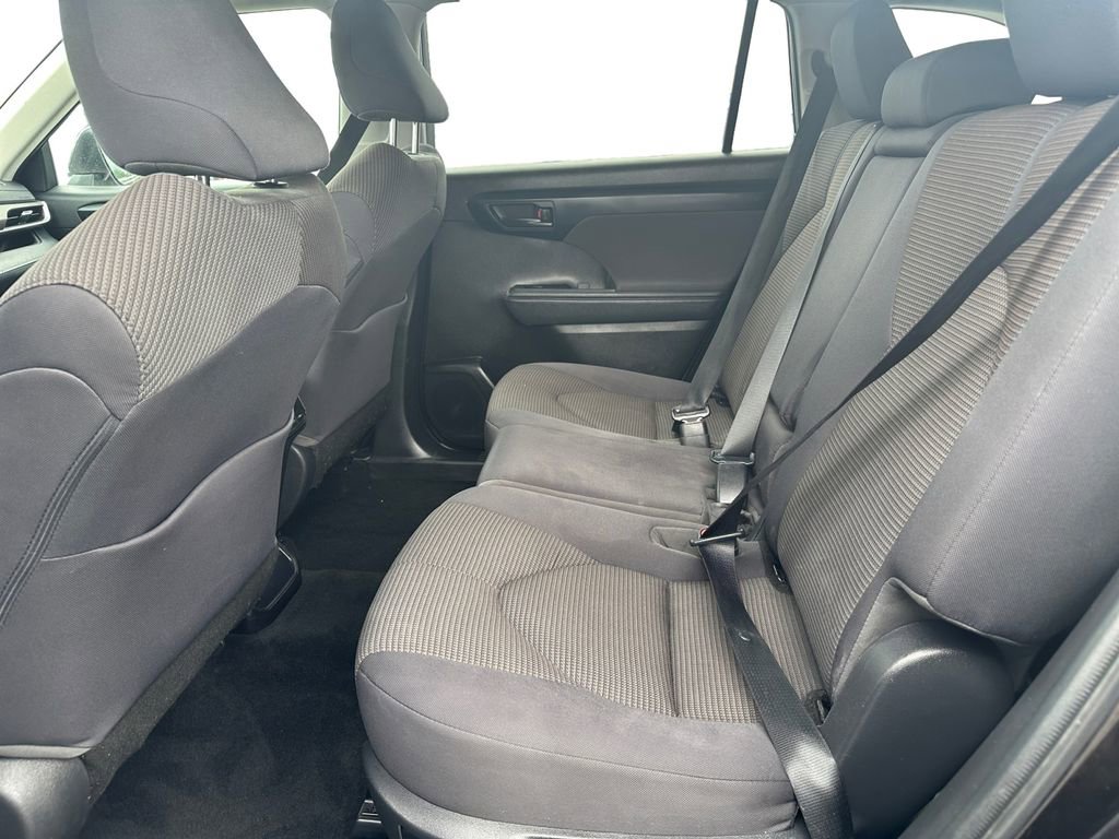 Used 2022 Toyota Highlander L FWD image 25