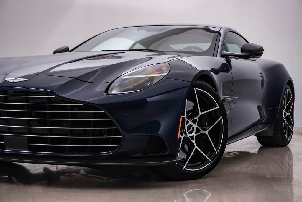 Used 2025 Aston Martin Vanquish image 2