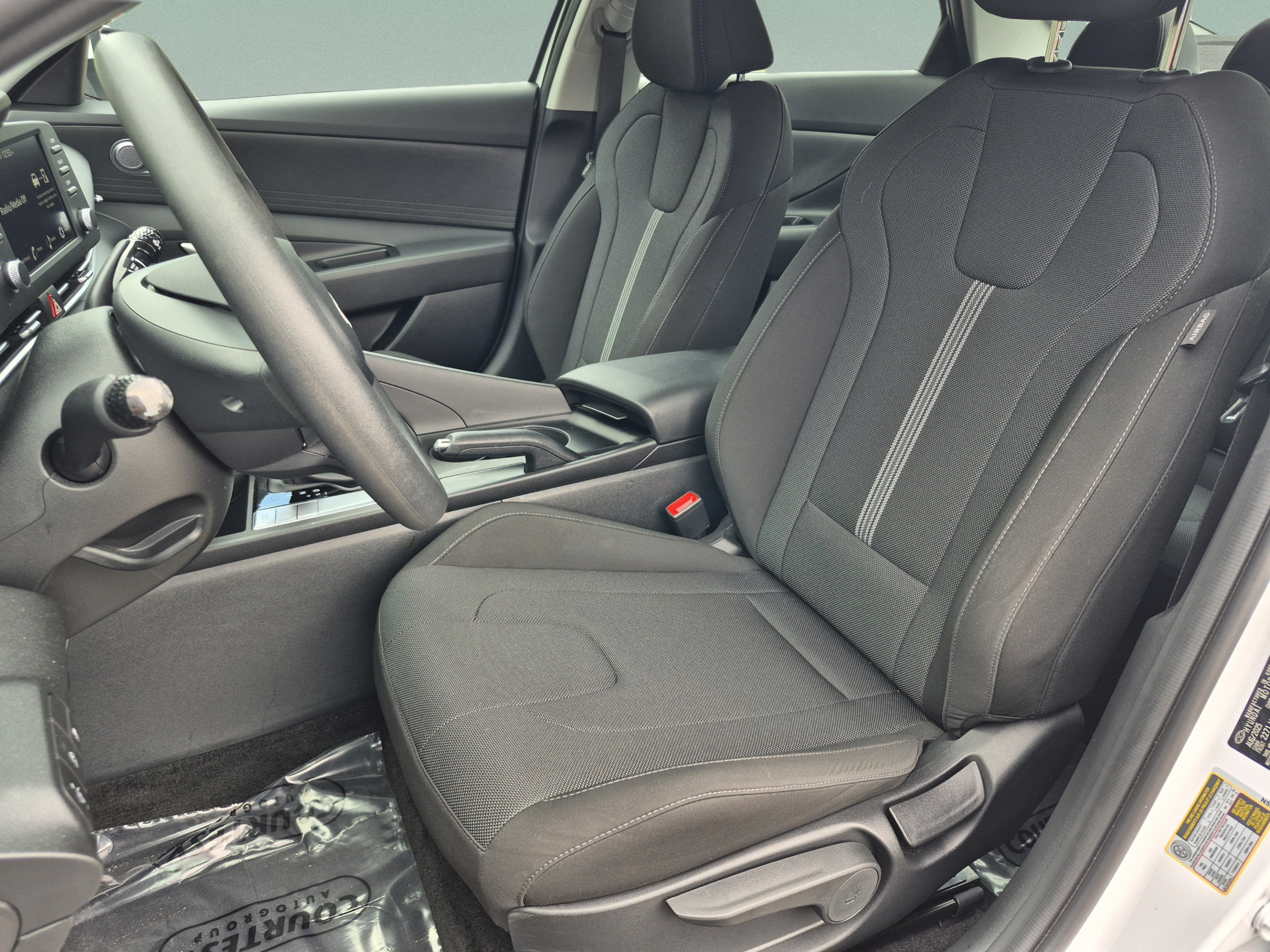 Used 2025 Hyundai Elantra SE FWD image 18