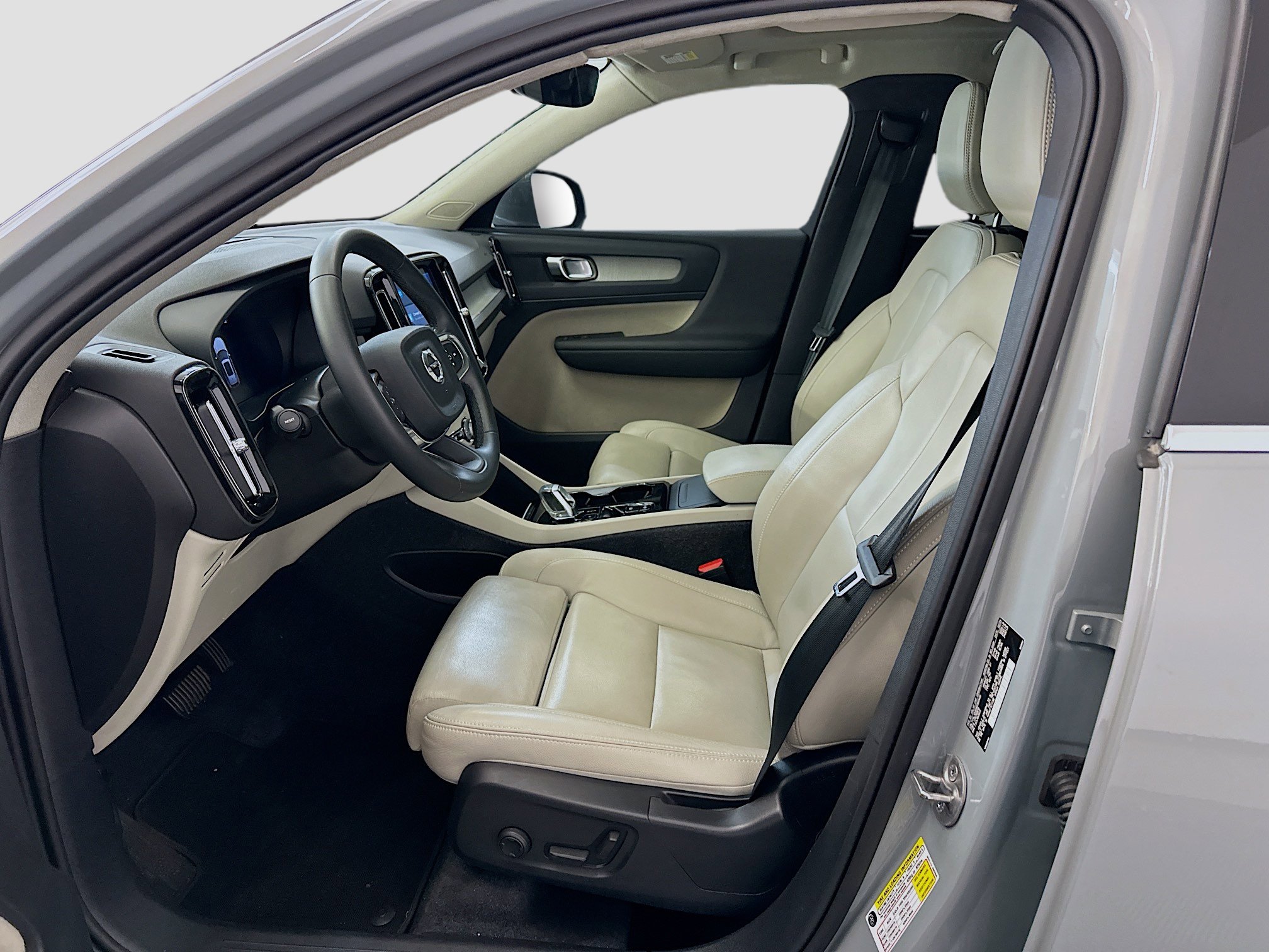 Used 2024 Volvo XC40 B5 Plus image 13