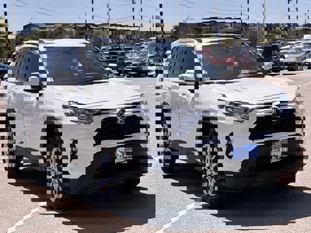 Used 2021 Toyota RAV4 XLE Premium image 8