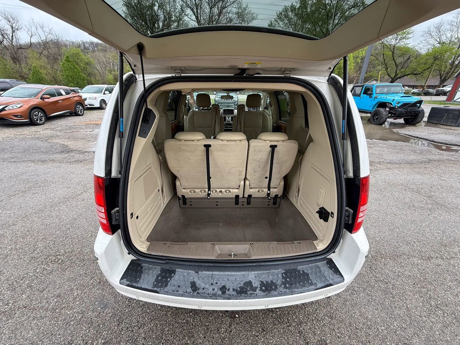 Used 2009 Chrysler Town & Country Limited w/ Entertainment Group #3 image 14