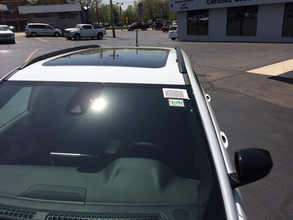 Used 2023 Jeep Compass Latitude w/ Sun and Sound Group AWD/4WD image 4