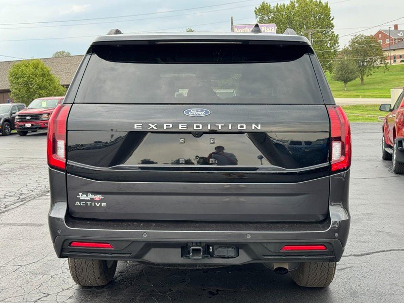 Used 2025 Ford Expedition Active AWD/4WD image 4
