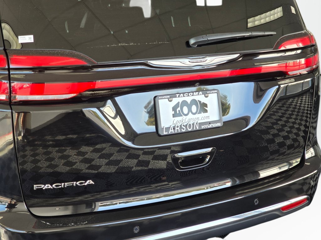 Used 2025 Chrysler Pacifica Select FWD image 13