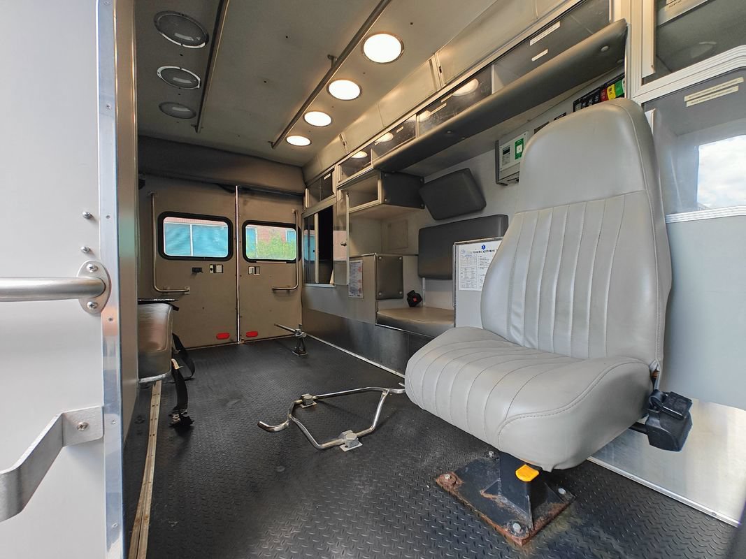 Used 2012 Ford E-450 and Econoline 450 Super Duty w/ Ambulance Prep Pkg RWD image 14