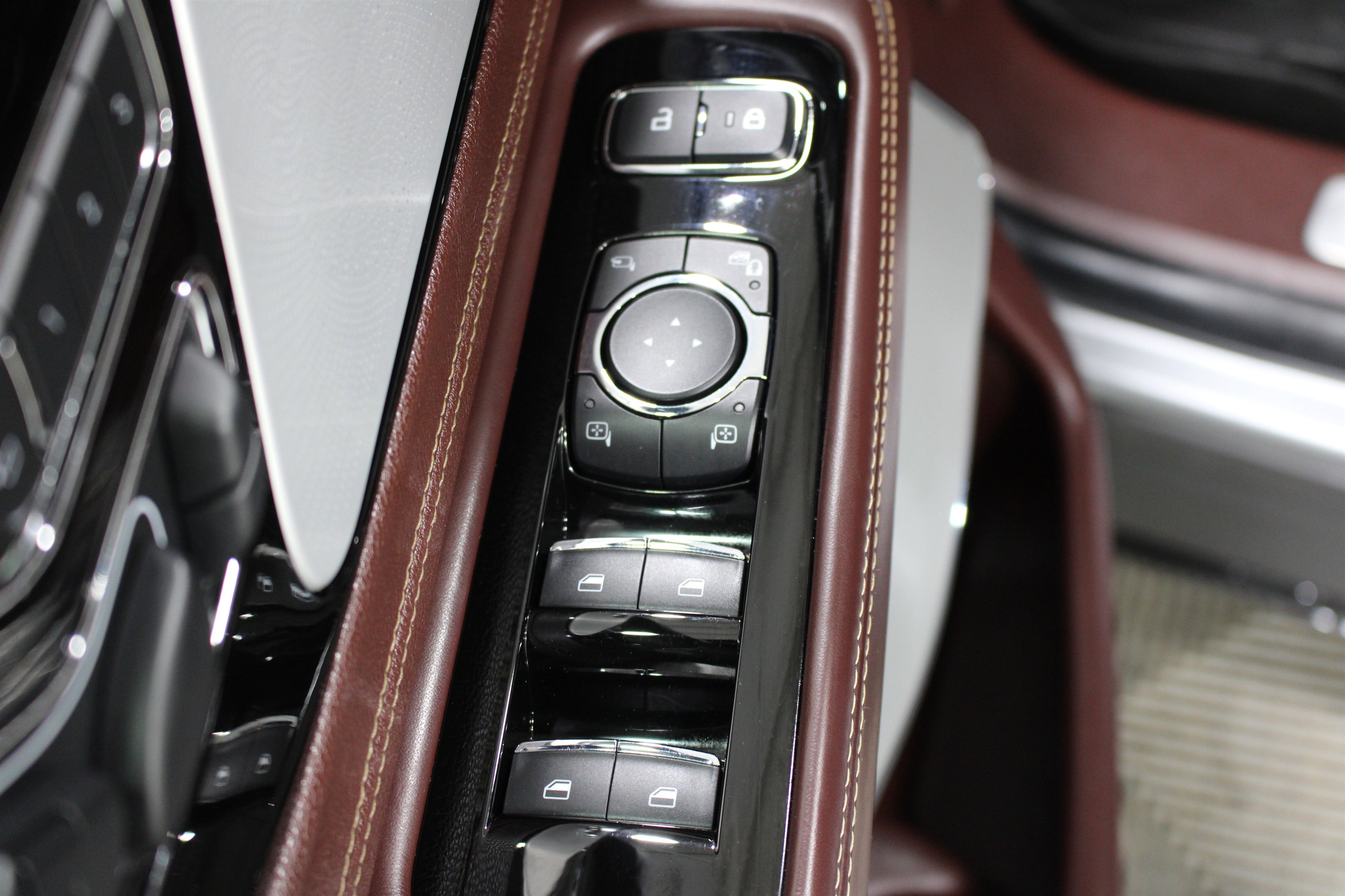 Used 2021 Lincoln Aviator Black Label w/ Class IV Trailer Tow Package image 6