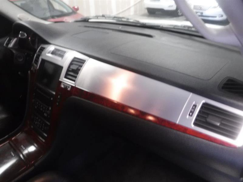 Used 2011 Cadillac Escalade Luxury AWD/4WD image 30