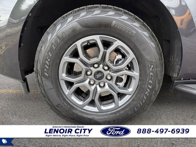 Used 2025 Ford Expedition Active RWD image 9