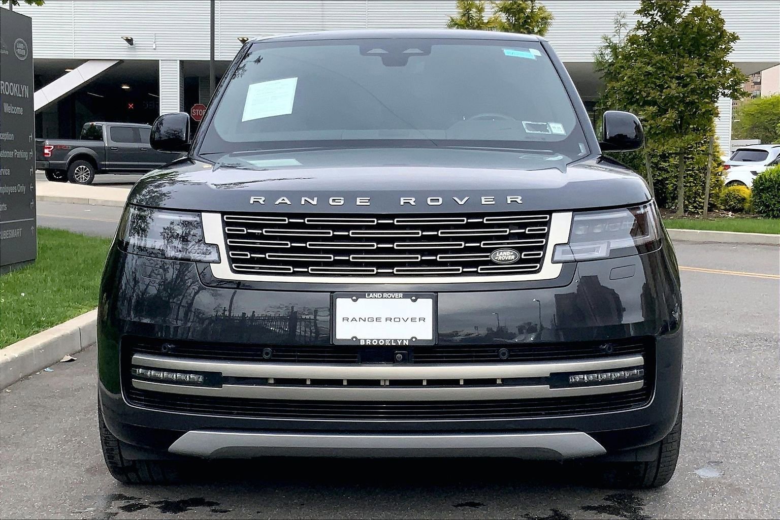Used 2024 Land Rover Range Rover SE AWD/4WD image 2
