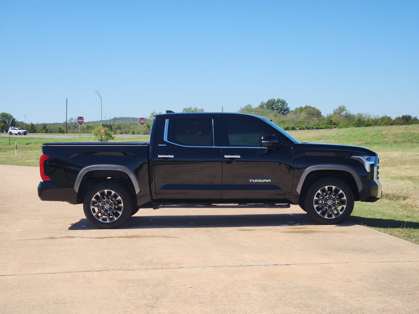 Used 2024 Toyota Tundra Limited w/ Power Package AWD/4WD image 7