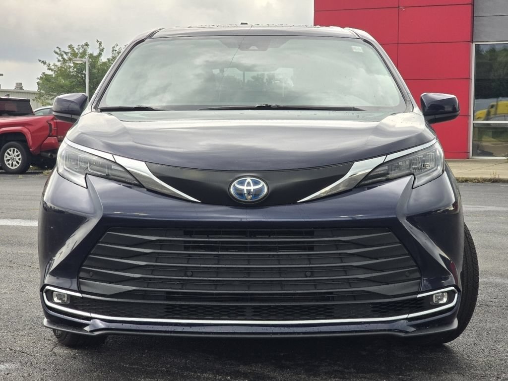 Certified 2024 Toyota Sienna XLE FWD image 11