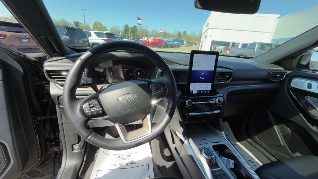 Used 2022 Ford Explorer Platinum w/ Equipment Group 601A AWD/4WD image 9