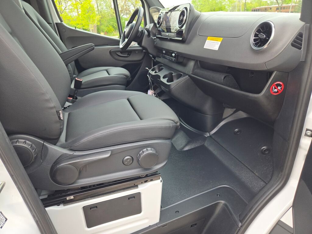 Used 2024 Mercedes-Benz eSprinter 170 Cargo image 6