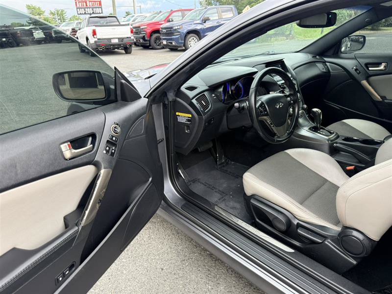 Used 2016 Hyundai Genesis 3.8 RWD image 16