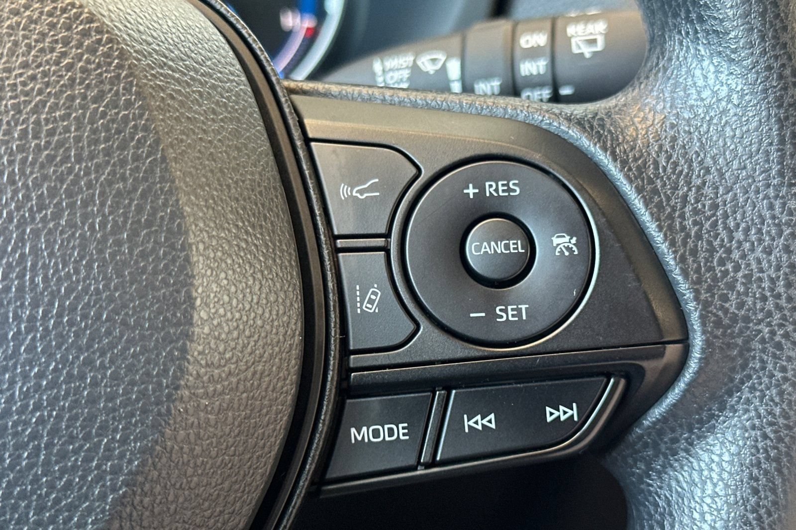 Used 2025 Toyota RAV4 XLE AWD/4WD image 28