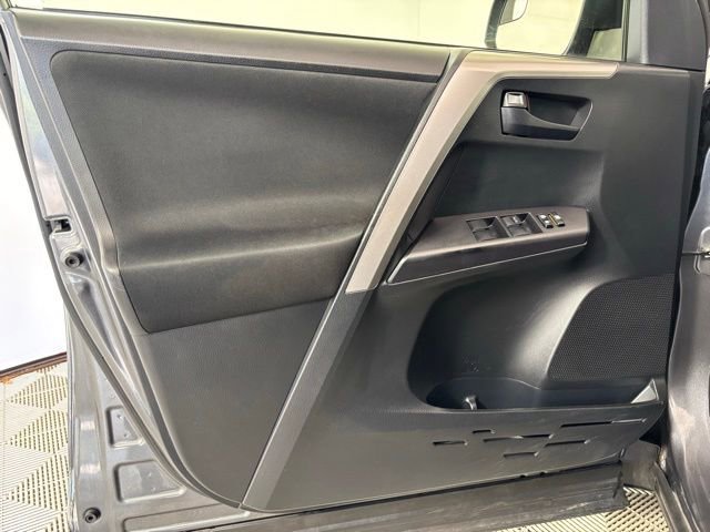Used 2017 Toyota RAV4 LE AWD/4WD image 10