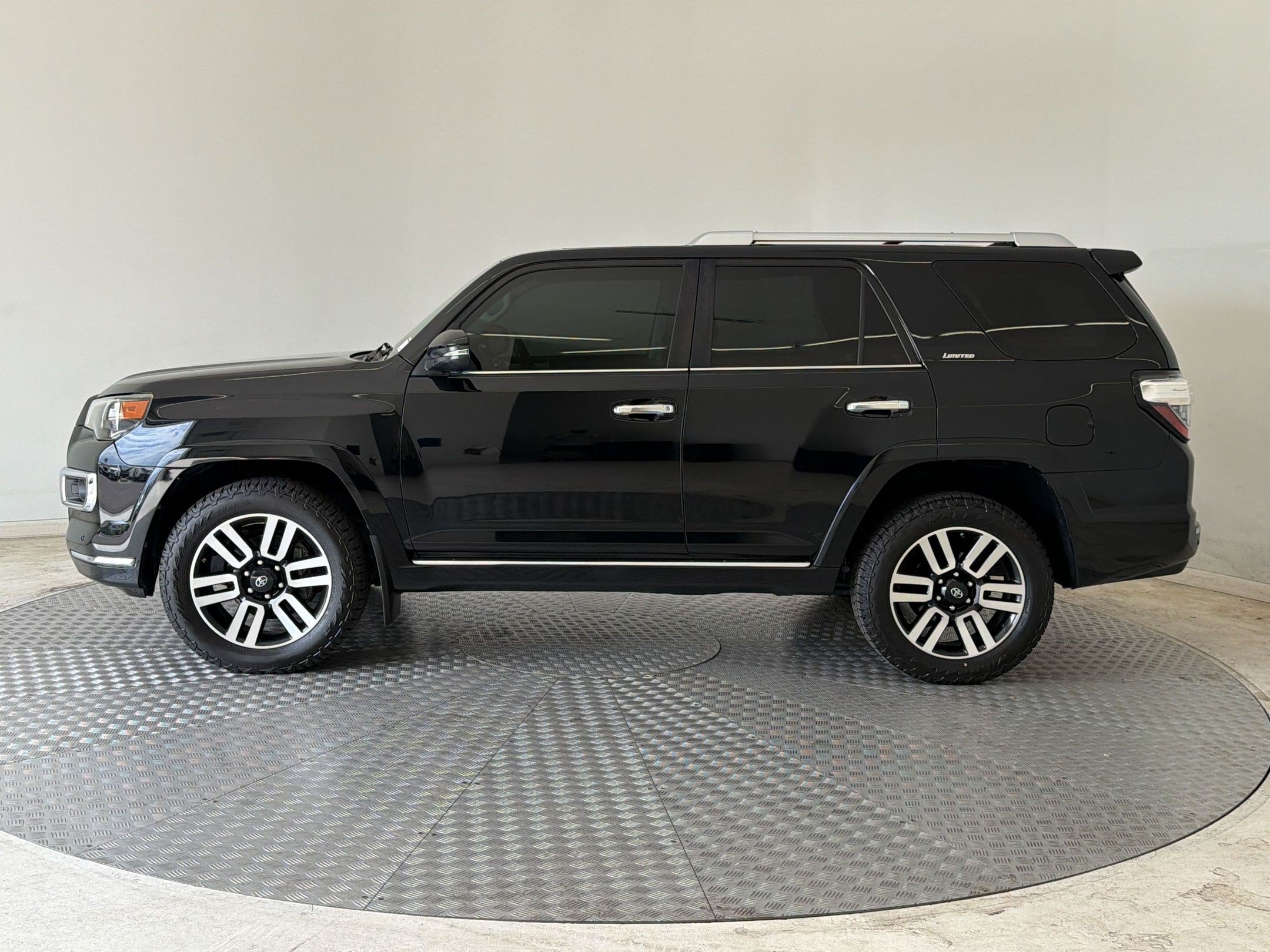 Used 2018 Toyota 4Runner Limited AWD/4WD image 2