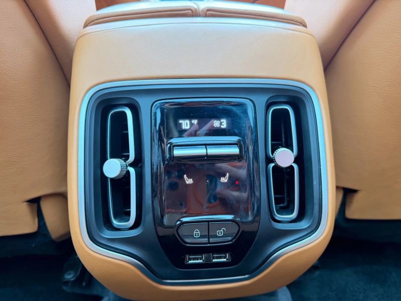 Used 2021 Aston Martin DBX image 17