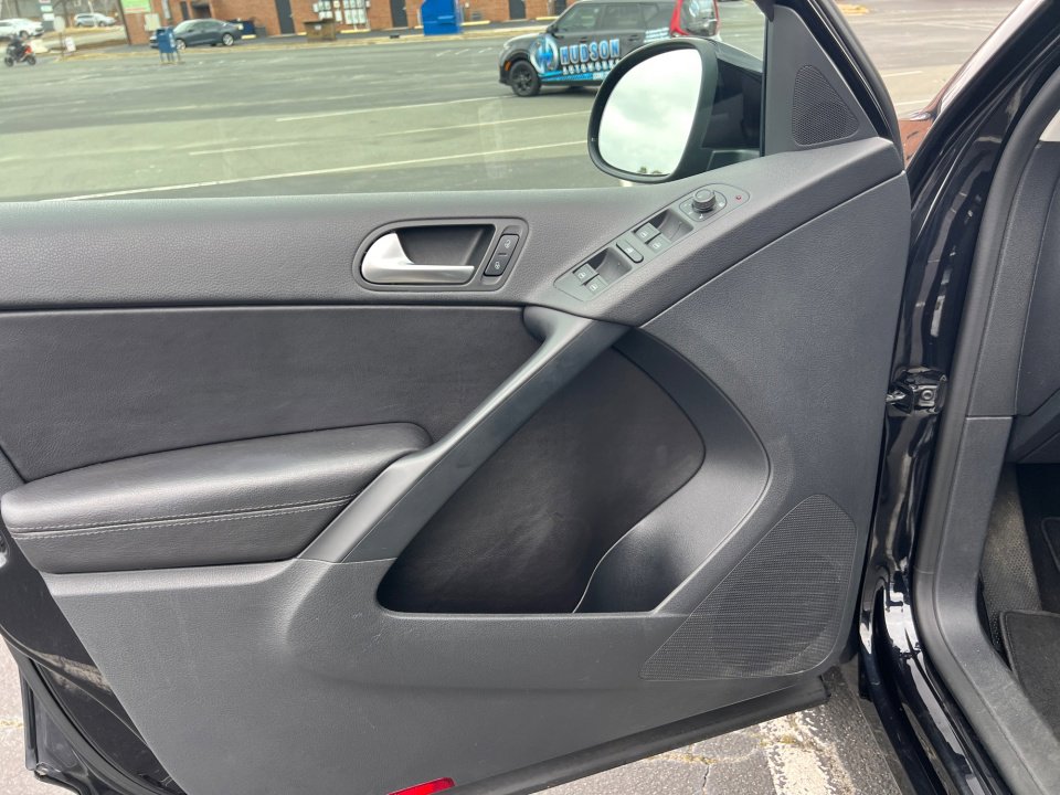 Used 2017 Volkswagen Tiguan S image 36