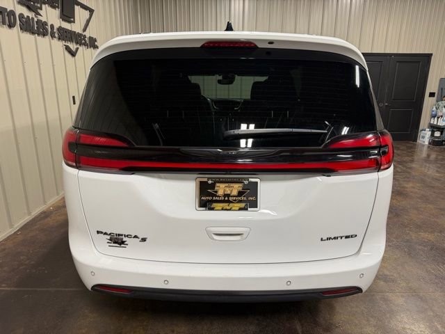 Used 2025 Chrysler Pacifica Limited image 9