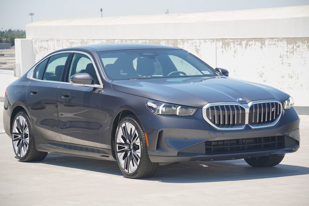 Used 2026 BMW i5 eDrive40 w/ Premium Package image 3