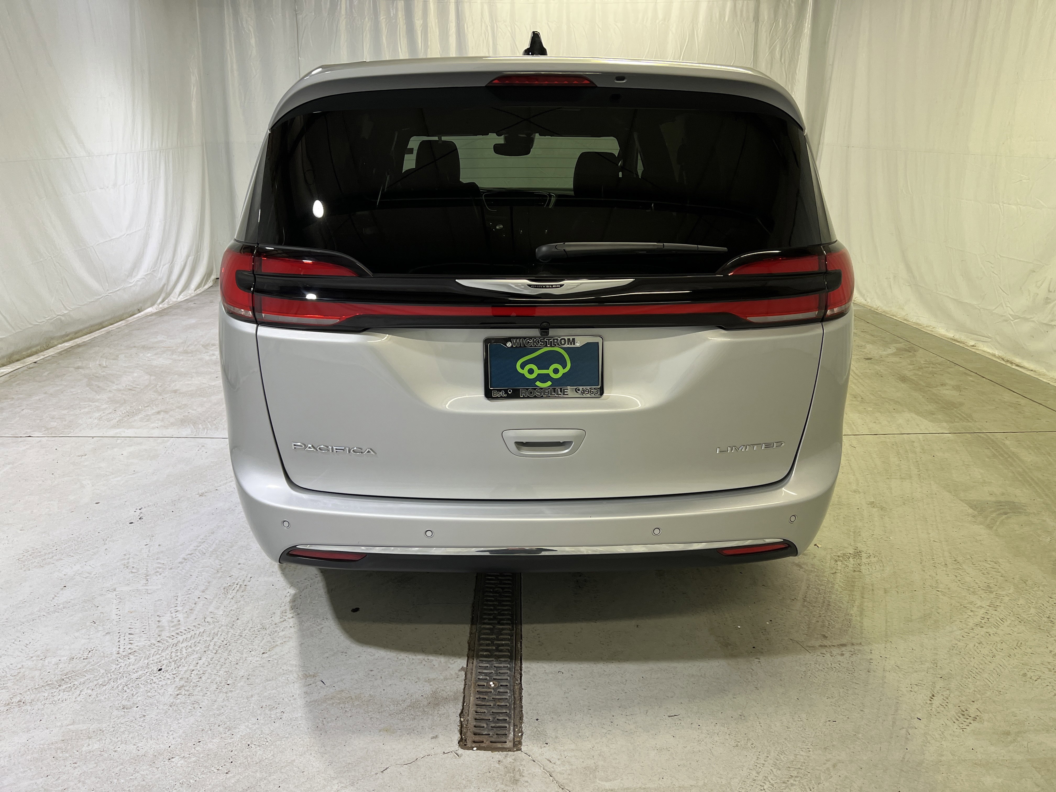 Used 2026 Chrysler Pacifica Limited FWD image 9